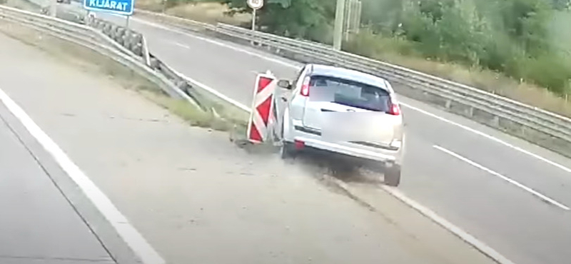 A terelőbóját is kiütötte egy fordos az M0-son, annyira kicentizte a lehajtót – videó