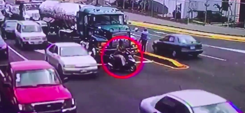 Piros lámpánál állt be a sor elejére a motoros, de nagyon rossz ötlet volt – videó