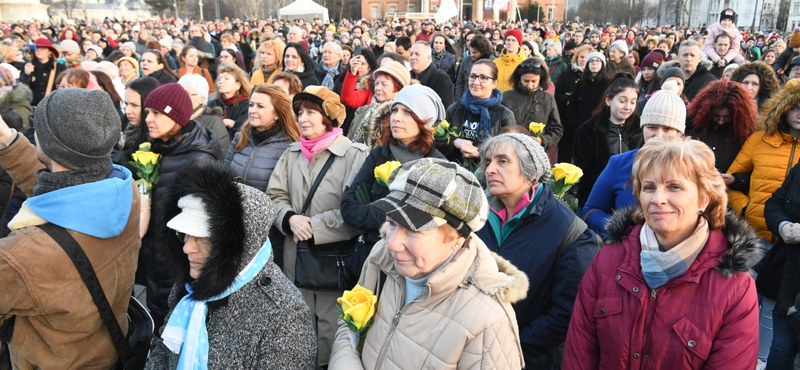 Virág helyett jogokat - sárga rózsás nőnapi demonstráció a Hősök terén