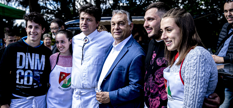 Úgy ünnepelte Orbán a pálinkázást, mintha nem is lenne járvány