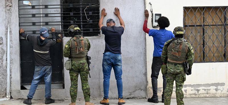 Kiszabadult két, börtönlázadás során túszul ejtett ecuadori börtönalkalmazott