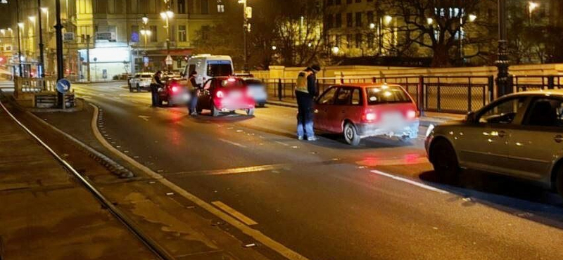 Megszállták a hidak budai lehajtóit a rendőrök: 2100 autóssal fújattak szondát