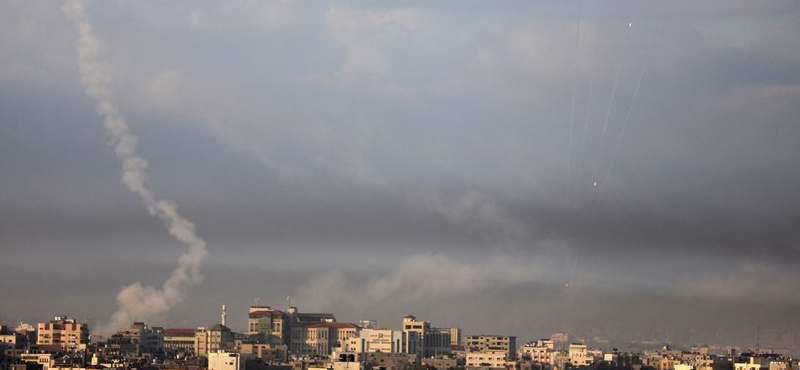 Amerikai tisztségviselők szerint izraeli rakéta csapódott Iránba, Irán szerint csak néhány drónt lőttek le