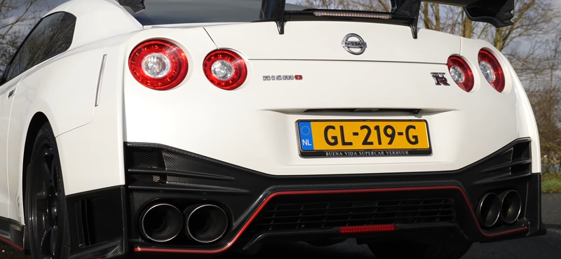 Így hasít 300 felett az autópályán egy Nissan GT-R Nismo – videó