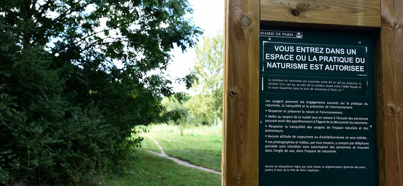 A párizsi nudisták csak békében vetkőznének, de nem hagyják őket