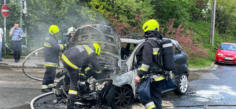 Kigyulladt, és hatalmas lángokkal égett egy Mercedes a Pusztaszeri úton