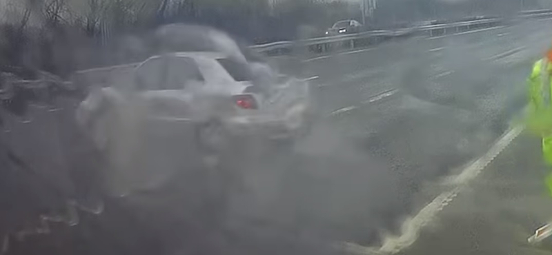 Videón, ahogy kis híján elgázol egy útellenőrt egy M7-esen megpördülő autó 