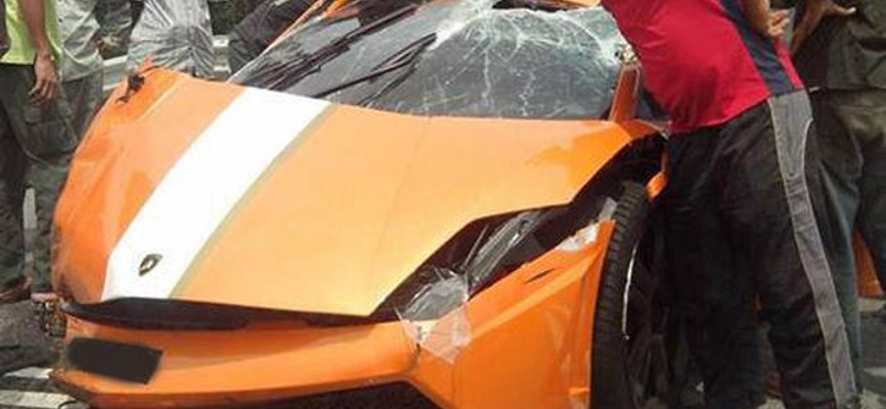 Ritka Lamborghini Gallardót törtek össze Malajziában – fotók