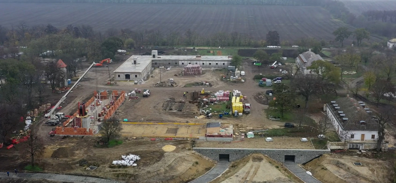 Drónvideón látni, mekkora építkezés zajlik az Orbán-család birtokán