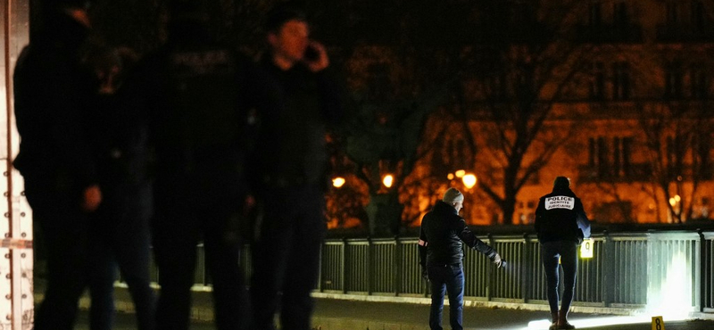 Turistákra támadt egy férfi az Eiffel-torony közelében, egy ember meghalt
