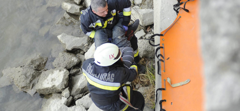 Így mentették a tűzoltók a Duna-partra zuhant férfit - fotók