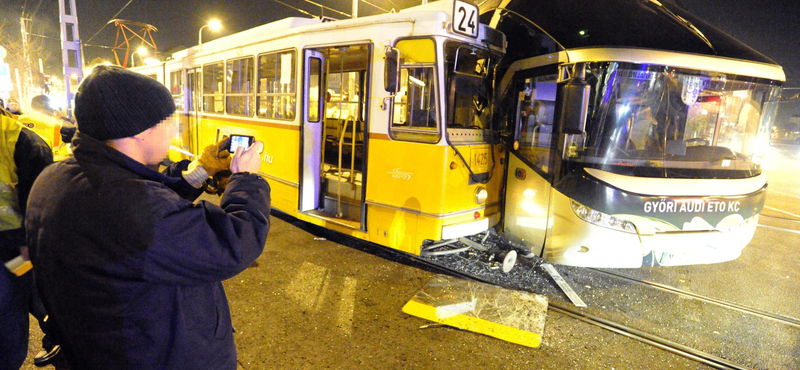 Fotó: felöklelte a 24-es villamos a Győri Balett buszát