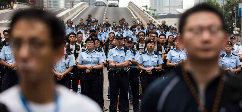 Százezer nyugdíjas tüntetett Hongkongban a városvezetés mellett