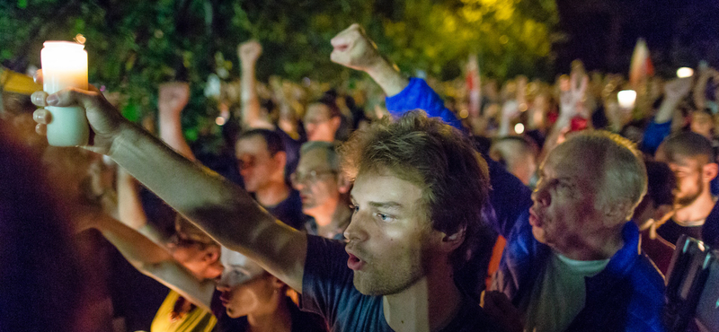 Lengyelországban épp most bontják le a demokráciát