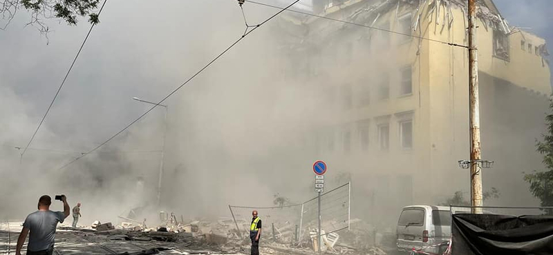 Leomlott két emelet egy XII. kerületi irodaház bontásakor