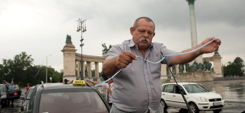 Száznál is több taxis várja ma Tarlóst - fotógaléria