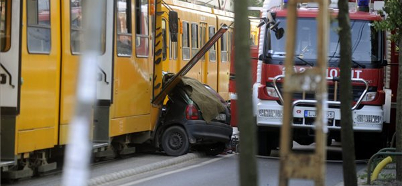 Meghalt a Zuglóban villamossal ütköző autó utasa is