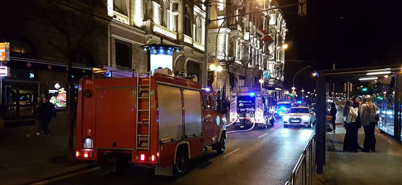 Rengeteg tűzoltó és rendőr lepte el a Király utca környékét