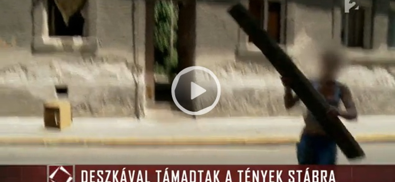 Deszkával támadt egy nő a TV2 operatőrére – videó