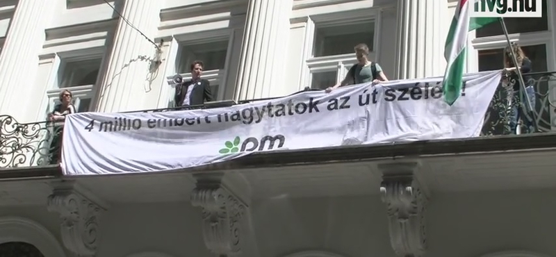 Videó: Aktivisták másztak fel az Emmi erkélyére