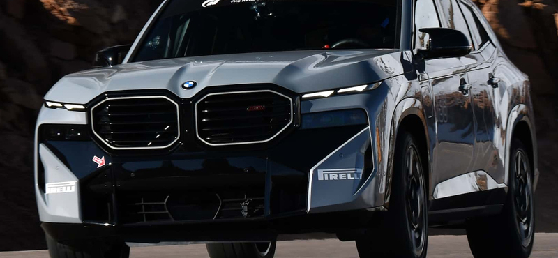 Ólomnehéz monstrum, mégis rekordot futottak a 748 lovas BMW XM-mel – videó