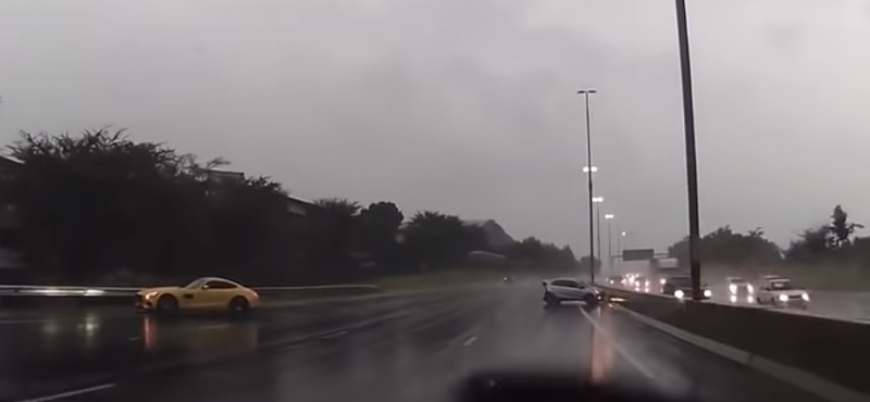 A túl magabiztos Mercedes AMG GT-t sem kímélte az aquaplaning – videó