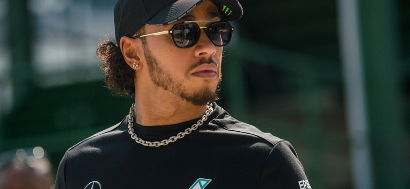 Lewis Hamilton is ledöntené a rasszista szobrokat