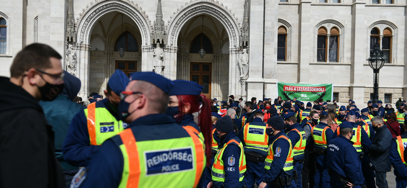 Százával jelentették fel a rendőrök a tüntetőket március 15-én