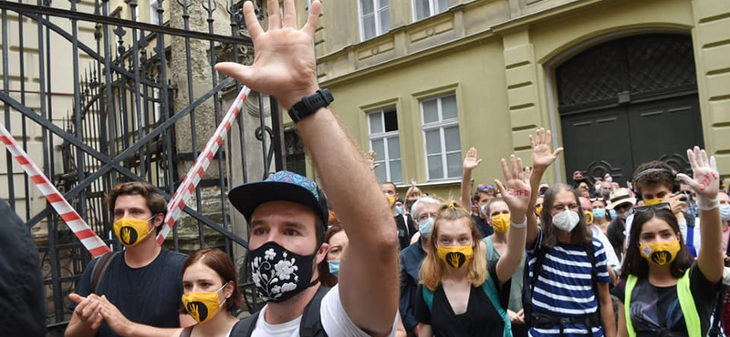 A Színművészeti chartáját juttatnák el a Parlamentbe az SZFE szabadsága mellett tüntetők