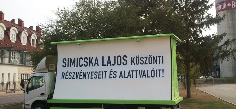 "Simicska köszönti alattvalóit"