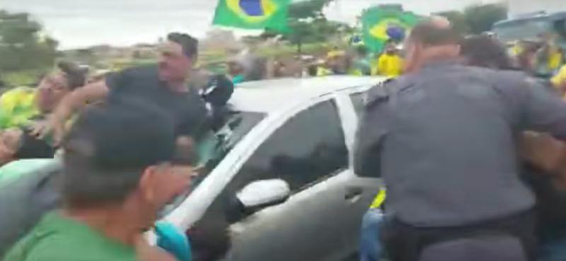 Belehajtott egy autós Bolsonaro híveibe Brazíliában