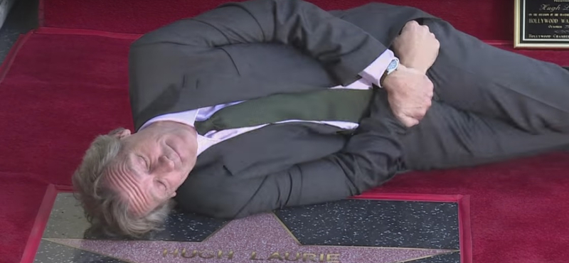 Csillagot kapott Hugh Laurie: a színész nem tagadta meg magát a hollywoodi átadón - videó