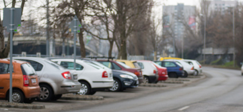 Elege lett Óbudának a sok Waze-s autósból, akik minden utcát elleptek