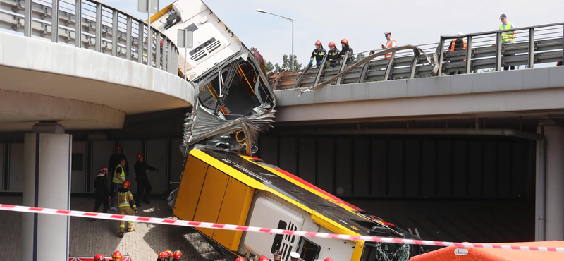 Felüljáróról bicikliútra zuhant egy busz Lengyelországban