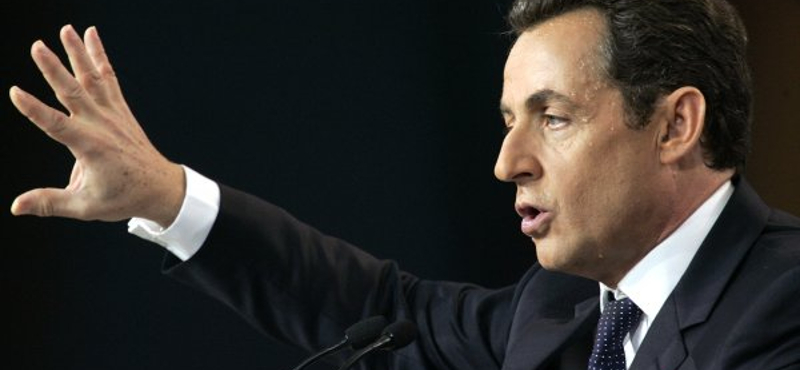 Sarkozy értekezletet tart a focikudarc miatt