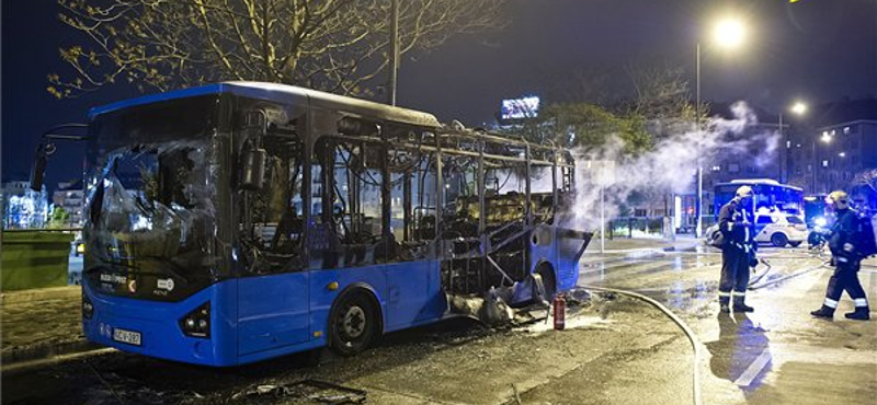 Fáklyaként égett a 16-os busz a Széll Kálmán téren – fotók, videók