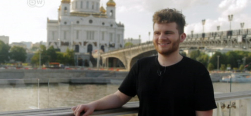 Meglepődött a meleg blogger, amikor belépett a homofób orosz milliomos boltjába - videó