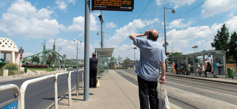 Fotók: tesztelik a budapesti megállók új kijelzőit