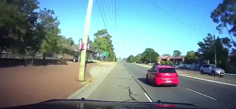 Itt egy újabb sofőr, akinél a saját kamerája vette, ahogy részegen vezet, amíg le nem bontja egy ház falát