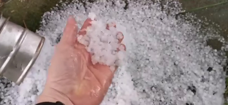 Zivatarveszély miatt adott ki riasztást a meteorológiai szolgálat, Jászberényben jégeső esett – videó