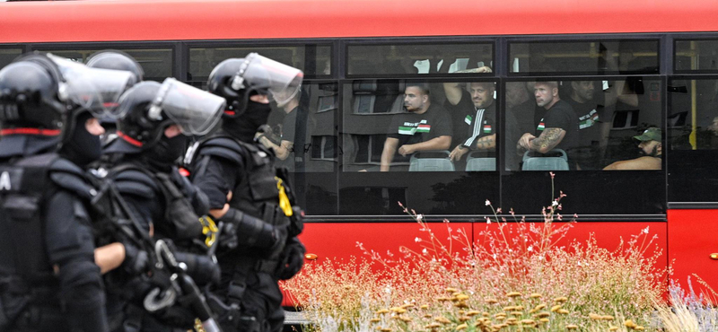 Több száz fős rendőrsorfal fogadta a Fradi-szurkolókat a Slovan stadionjánál – fotók