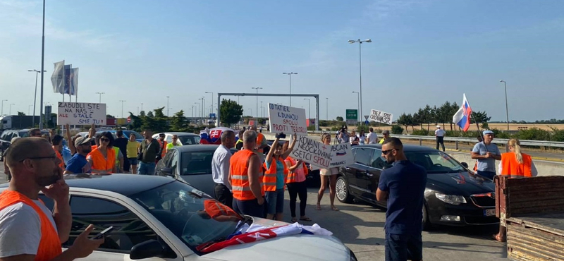 Tüntetők foglaltak el több szakaszt a szlovák–magyar határon