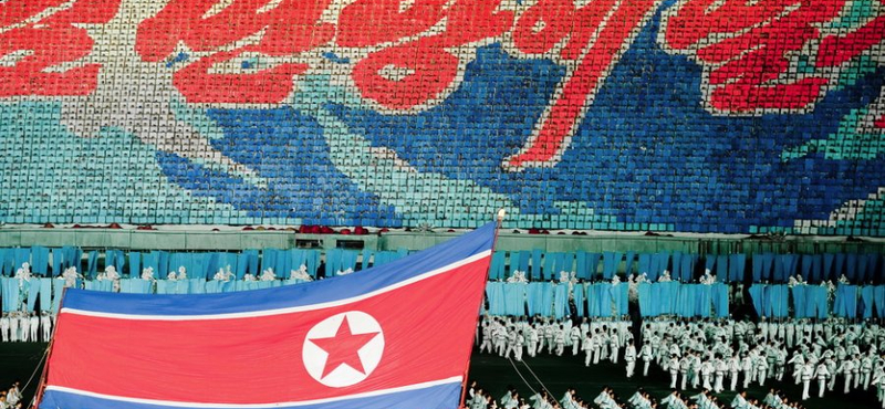 Így néz ki Észak-Korea, amikor szórakoztatja a tömegeket (fotók)