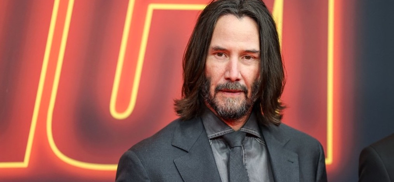 Keanu Reeves kisodródott a versenypályáról, de azt is szemrebbenés nélkül megoldotta (videóval)