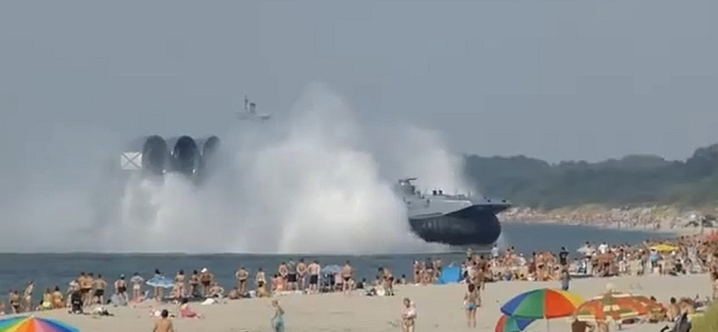 Videó: Hatalmas hadihajó lepte meg a gyanútlan strandolókat