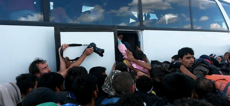 Videó: Ha jön egy busz, azonnal megrohamozzák a menekültek Röszkén