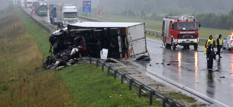 Kamionokkal ütközött egy autó, lezárták az M7-est