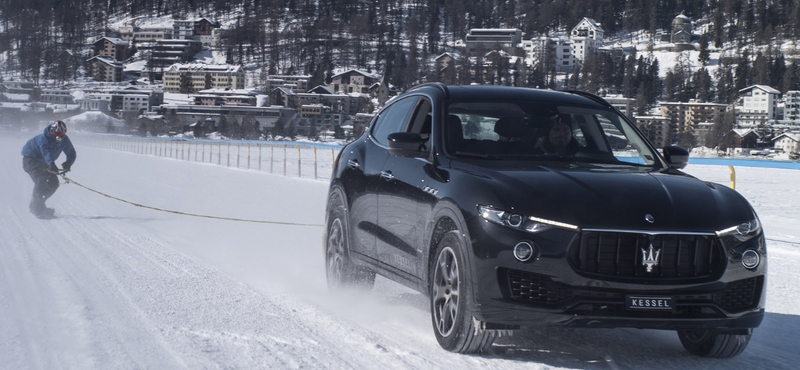 Egy Maserati divatterepjáró 150-nel húzott egy snowboardost