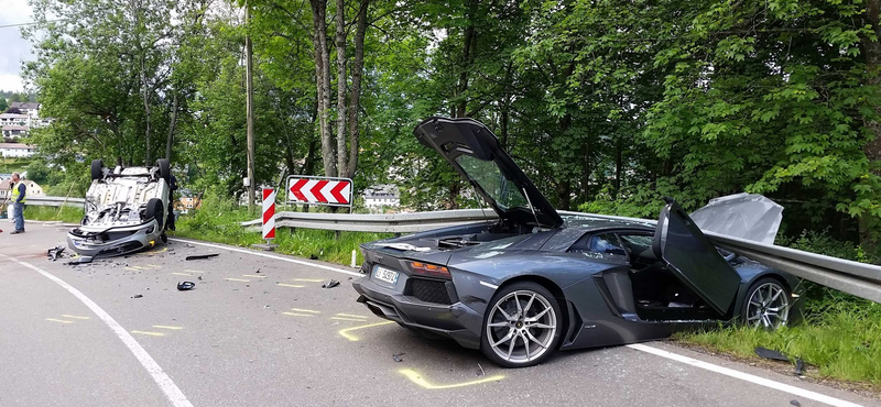 Kanyarban előzött a Lamborghini Aventador, durva baleset lett belőle