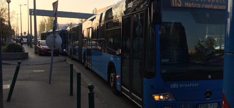 Elromlott a szerelvény, nem jár a hármas metró